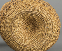 Siletz%20artist%3B%20Yaquina%20artist%2C%20%3Cb%3E%3Ci%3E%20Handled%20Gathering%20Basket%3C%2Fi%3E%3C%2Fb%3E%2C%20ca.%201900%2C%20juncus%20rush%2C%20spruce%20root%20and%20natural%20dye%2C%20The%20Elizabeth%20Cole%20Butler%20Collection%2C%20no%20known%20copyright%20restrictions%2C%202012.97.7